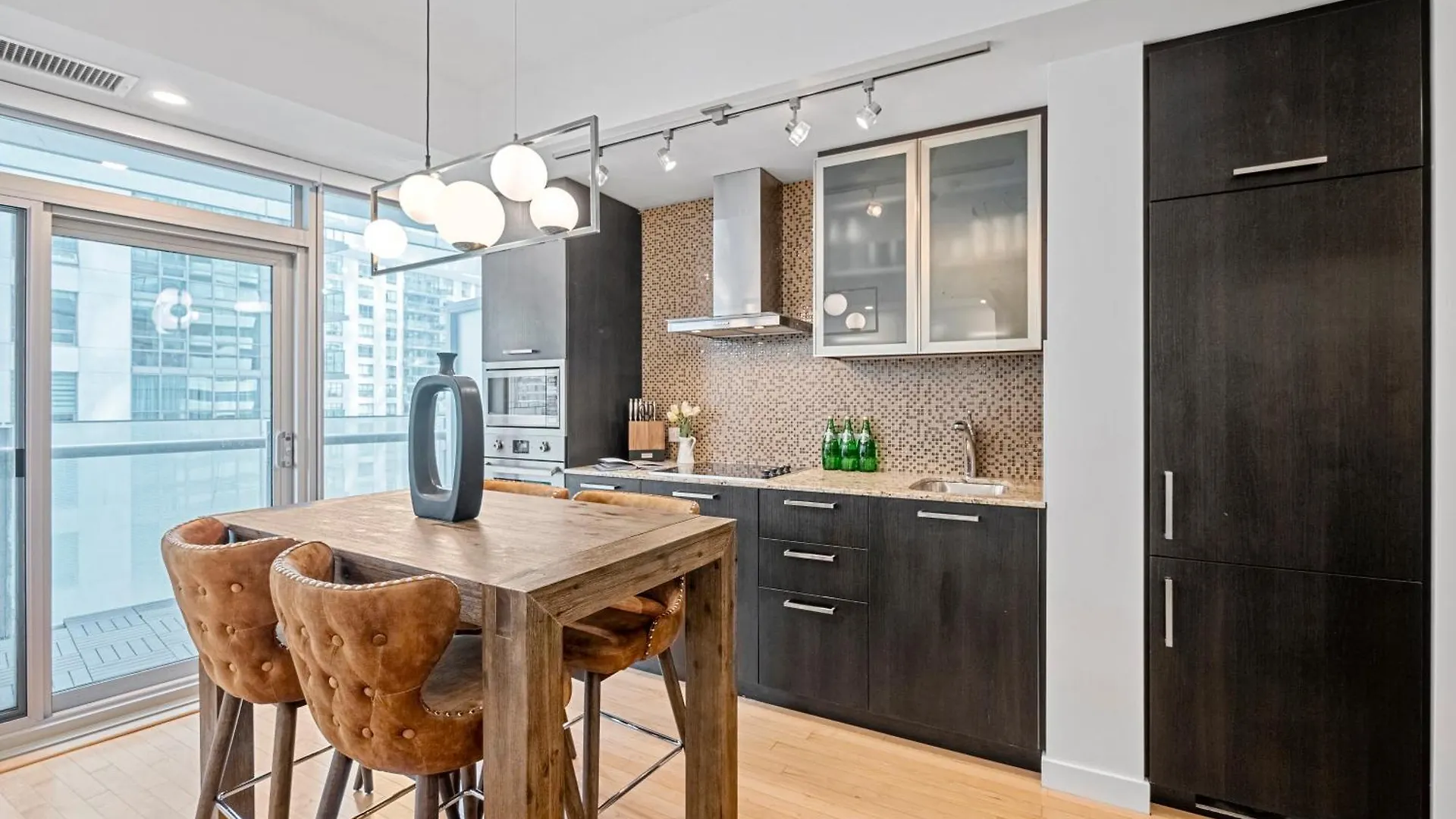 Delta Suites - Scotiabank Arena & Mtcc - Downtown Toronto Apartment