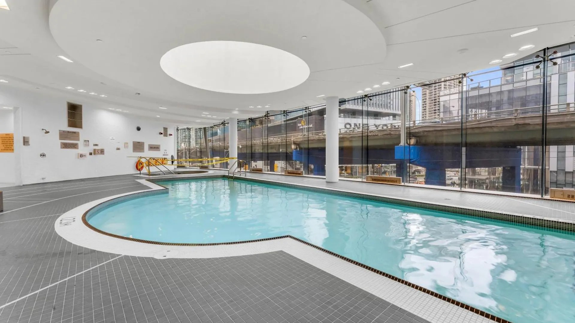 Delta Suites - Scotiabank Arena & Mtcc - Downtown Toronto Apartment
