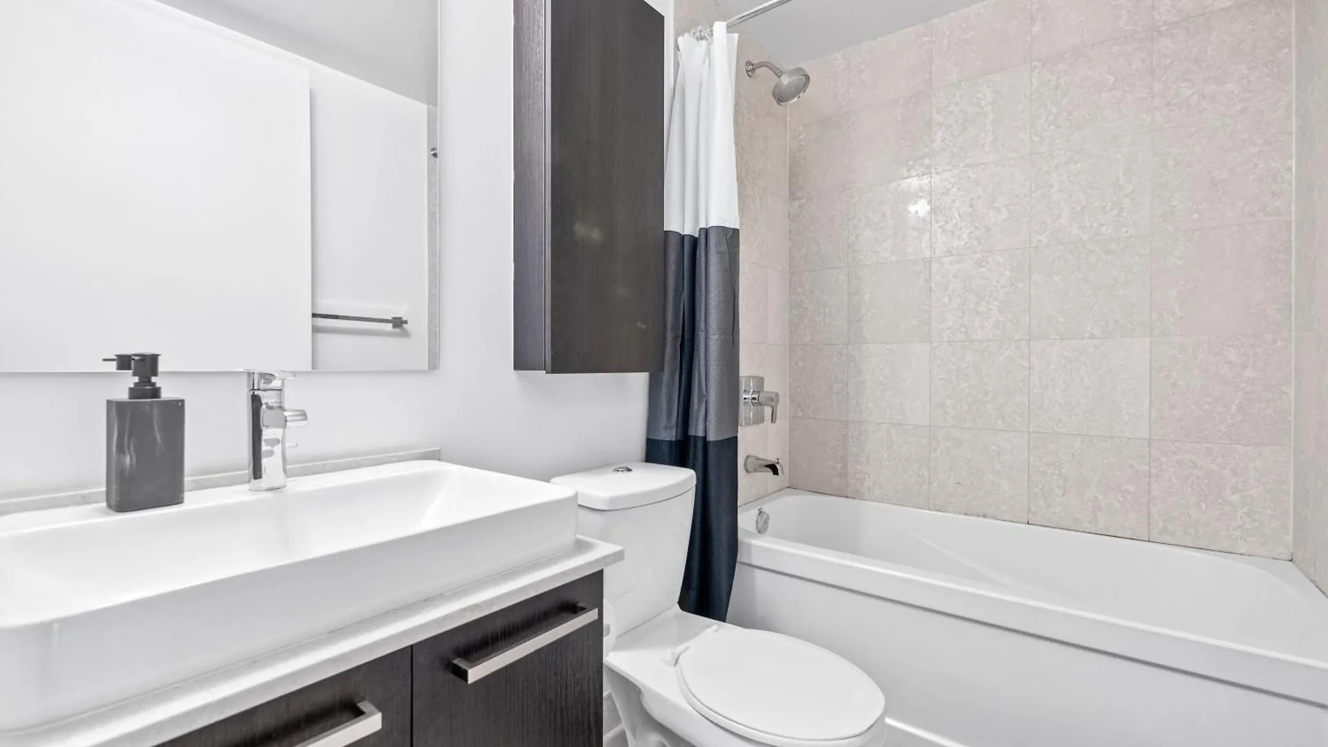 Delta Suites - Scotiabank Arena & Mtcc - Downtown Toronto Apartment